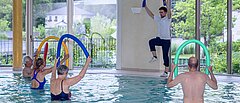 Wassergymnastik in der klinikeigenen Schwimmhalle
